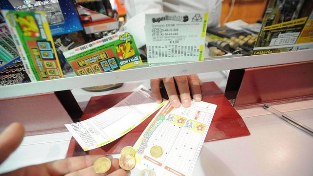 Muore dopo aver vinto 209 milioni al SuperEnalotto: scoppia la lite tra ex moglie e vedova