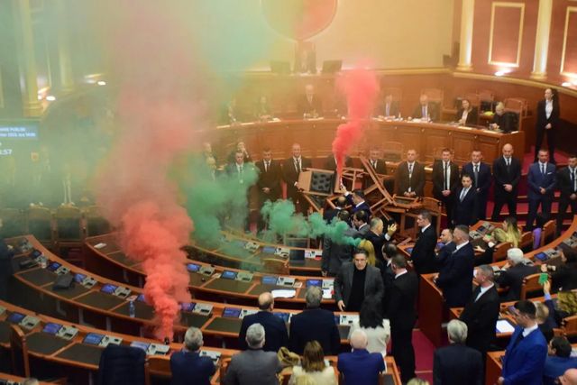 Opoziția albaneză a protestat în parlament cu fumigene și artificii, provocând un incendiu
