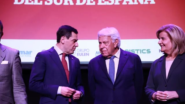 Juanma Moreno y Felipe González comparten mesa redonda en Sevilla en pleno clima preelectoral