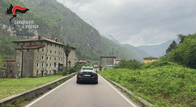 Badantă moldoveancă, arestată în Italia după ce ar fi încercat să stranguleze o bătrână
