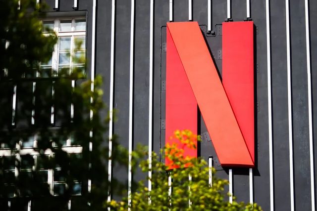 Netflix cumpără studiourile și divizia de streaming ale Warner Bros Discovery pentru 72 miliarde de dolari