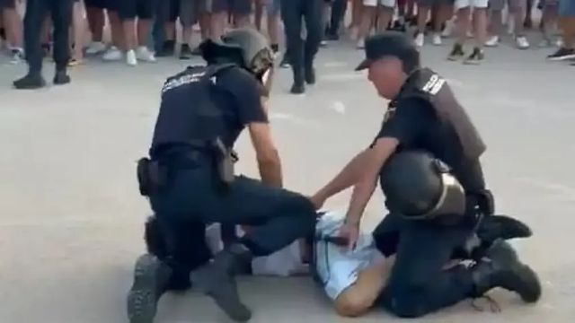 Interior abre expediente por falta grave a los policías que golpearon a un fan del Barça en Elche