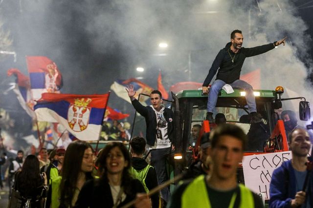 Incidente grave la protestele din Serbia: o mașină a intrat în mulțime, mai multe persoane reținute