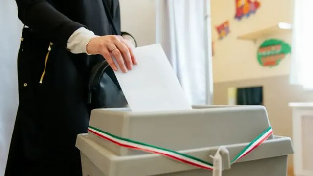 Megérkeztek a friss számok – ennyien felügyelik majd a voksolást