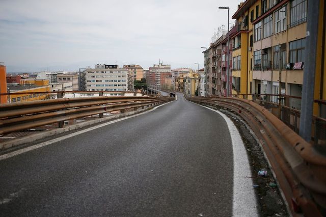 Caos in tangenziale est a Roma dopo la caduta di calcinacci