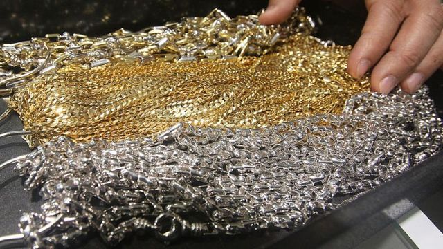 Aurul și argintul ating noi vârfuri istorice