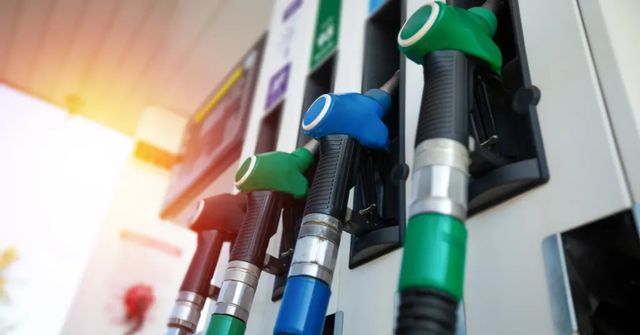 Vláda výrazně snížila cenový strop pro benzín i naftu