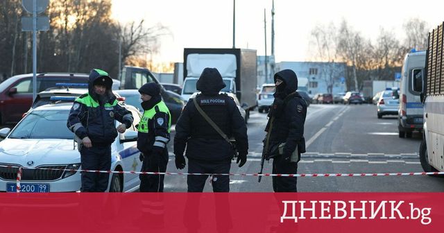 Трима души, сред които двама полицаи, са убити при взрив в Москва