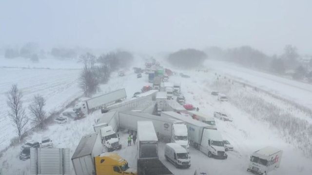 Peste 100 de vehicule au fost implicate într-un accident în Michigan, din cauza furtunii de zăpadă