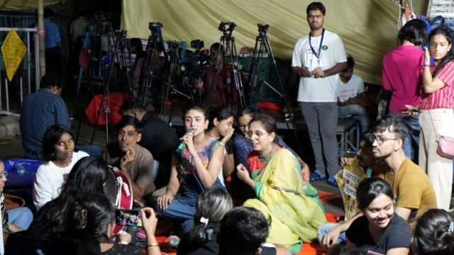 West Bengal: Junior doctors threaten to resume protests after attack on medics