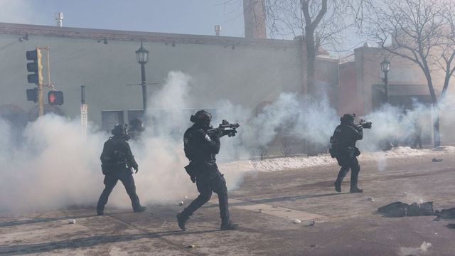 Skupina senátorů chce po další střelbě ICE zablokovat financování části vlády