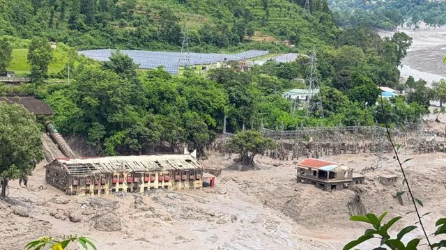 Cel puțin 17 morți și sute de dispăruți după o viitură puternică produsă la frontiera dintre Nepal și China