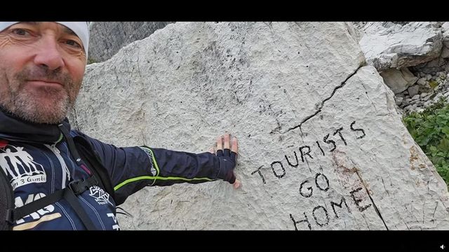 Dolomiti, scritta contro turisti imbratta masso sulle Tre Cime di Lavaredo