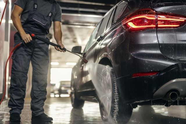Peste un milion de lei în amenzi pentru spălătoriile auto – Sute de controale, după sesizările cetățenilor