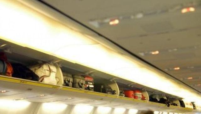 Bomboletta spray al peperoncino esplode su aereo Ryanair, aria irrespirabile sul volo Milano-Brindisi: panico fra i passeggeri