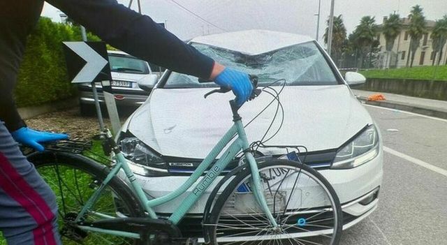 Eleonora Chinello investita e uccisa a 14 anni da un’auto mentre va a scuola in bicicletta: tragedia a Padova