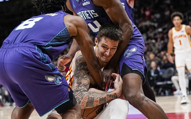 Krejčího černá práce. Za 32 minut jednou vystřelil, přesto pomohl Hawks k výhře