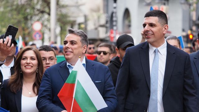 ″Продължаваме промяната - Демократична България” се раздели на две групи