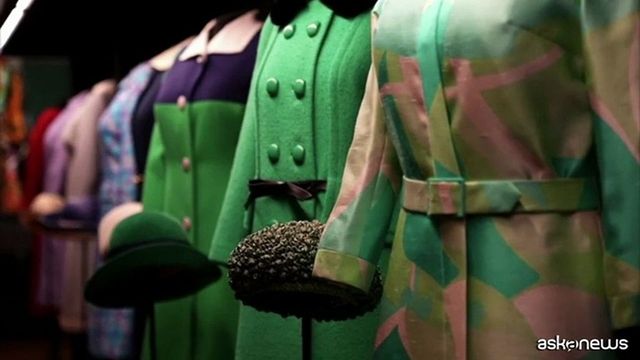 Londra, a Buckingham Palace la mostra sui vestiti di Elisabetta II