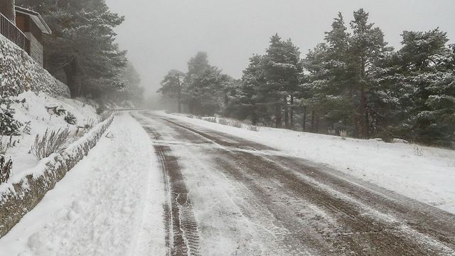 La nieve y el hielo provocan cortes en cinco carreteras de Almería y Granada