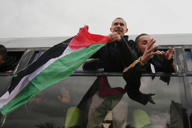 Israele ferma il rilascio dei detenuti palestinesi, 'basta umiliare gli ostaggi'