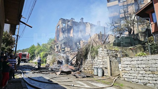 Пожар изпепели две къщи в Тетевен, има загинал