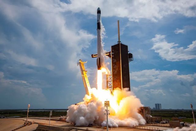 SpaceX a testat cea mai puternică rachetă din toate timpurile