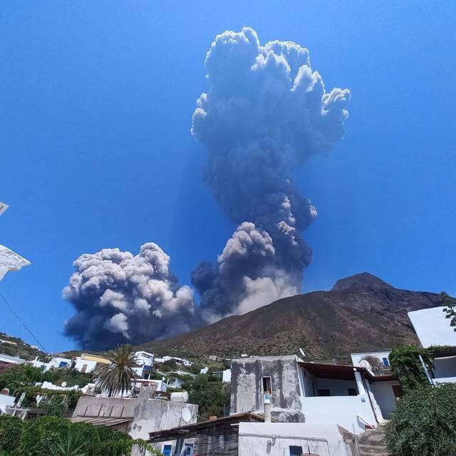 Nuova esplosione sullo Stromboli, nube sull'isola