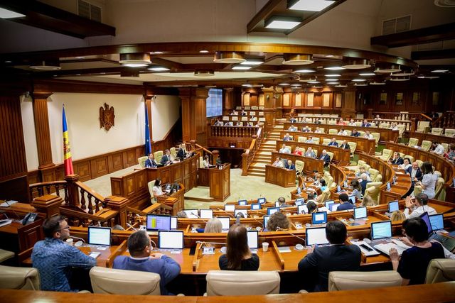 Парламент принял отставку Юлиана Русу