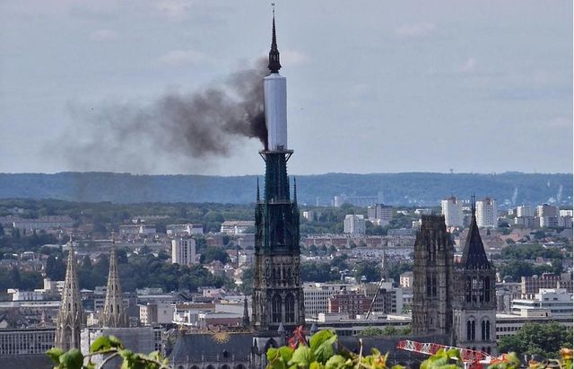 Francia, a fuoco la guglia della cattedrale di Rouen