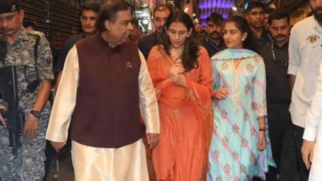 Mukesh Ambani, with bahus Shloka Mehta and Radhika Merchant in tow, visits Lalbaugcha Raja