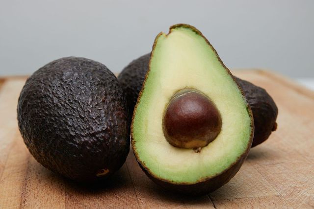 Avocado contaminat cu metale grele, retras dintr-un lanț de magazine