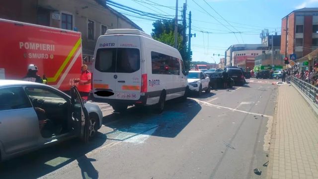 Plan Roșu de intervenție la Mediaș după un accident între un autobuz și mai multe mașini