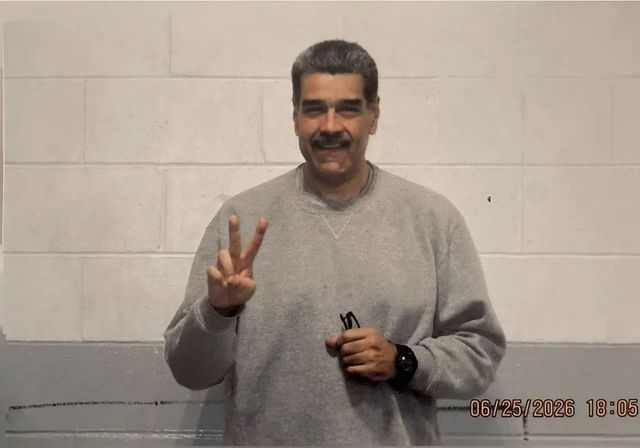 Maduro publica dos fotos suyas en prisión y advierte que sigue «firme»