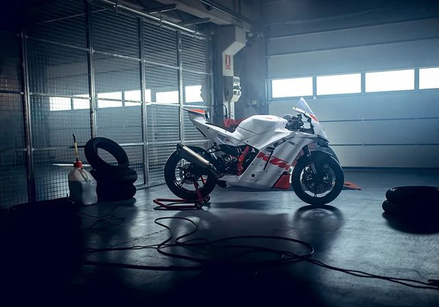 KTM presenta la 990 RC R TRACK, una superdeportiva radical diseñada exclusivamente para circuito