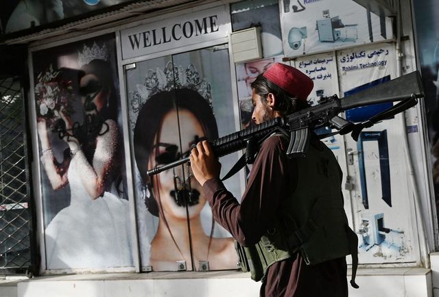 Administrația talibană ordonă închiderea saloanelor de coafură și înfrumusețare din Afganistan