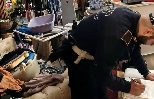 Neonato tra droga e rifiuti, arrestato il compagno della madre