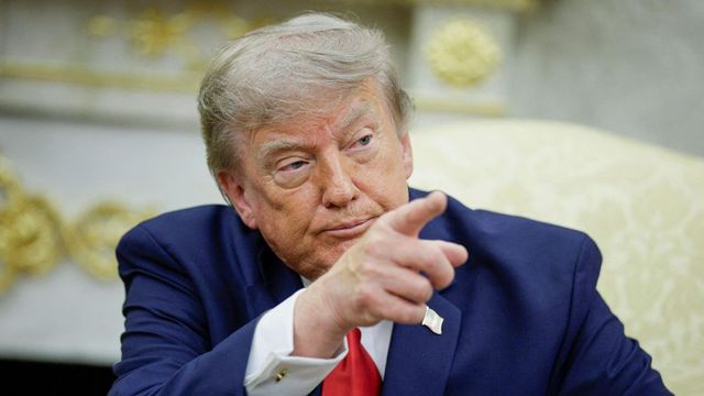 Trump impone nuevos aranceles de entre el 10% y el 12,5% a 60 países para mantener su muro comercial