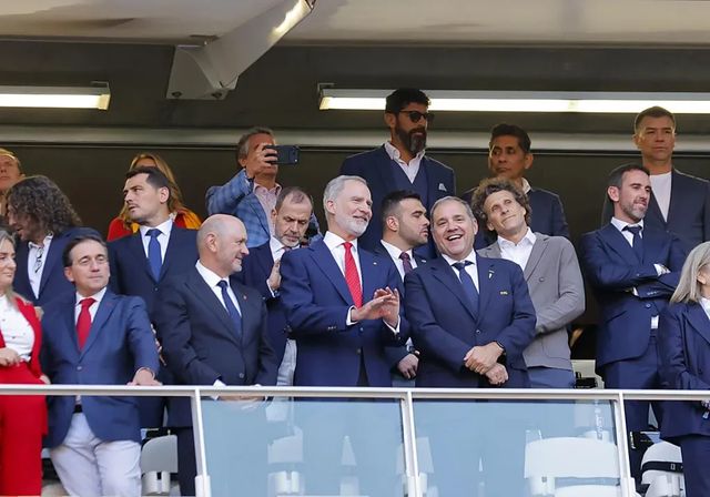 El Rey, rodeado de futbolistas históricos, vibró con la victoria de España