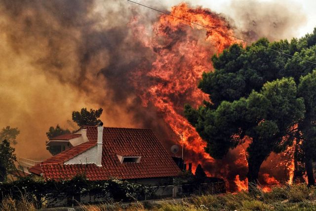 Doi pompieri mor în lupta cu flăcările pe insula Creta, în timp ce incendiile de vegetație devastează mai multe regiuni ale Greciei