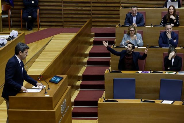 Una bronca a gritos obliga a suspender el pleno de las Cortes Valencianas entre peticiones de dimisión a Mazón