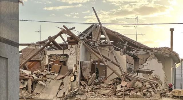 Una palazzina crolla dopo un'esplosione nel Fermano, un morto e due feriti