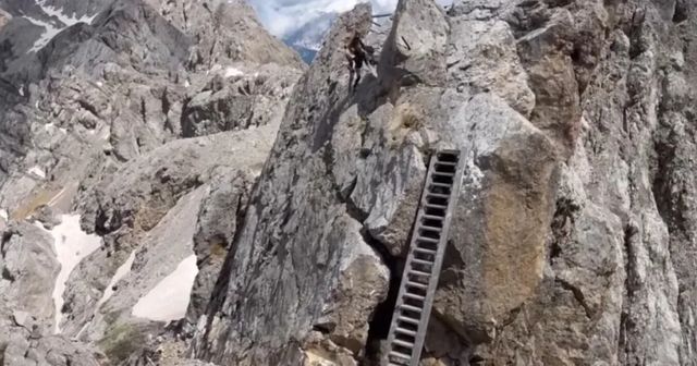 Su una via ferrata di montagna con bimbo in braccio e senza protezioni