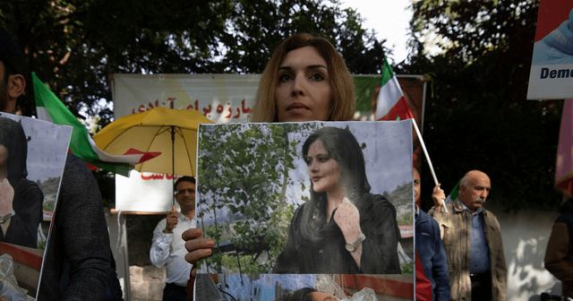 Protestatarii din Iran au incendiat casa fostului ayatollah Ruhollah Khomeini
