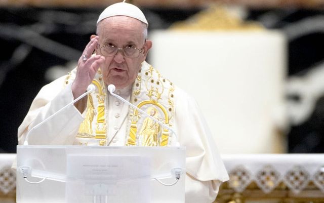 Papa Francisc a fost internat pentru o intervenție chirurgicală