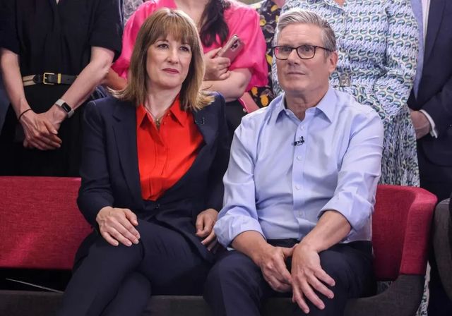 Starmer confirma a la ministra Reeves tras el revés a su plan de recortes