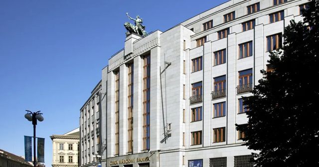Policie zadržela zaměstnance ČNB, který údajně z banky ukradl desítky milionů