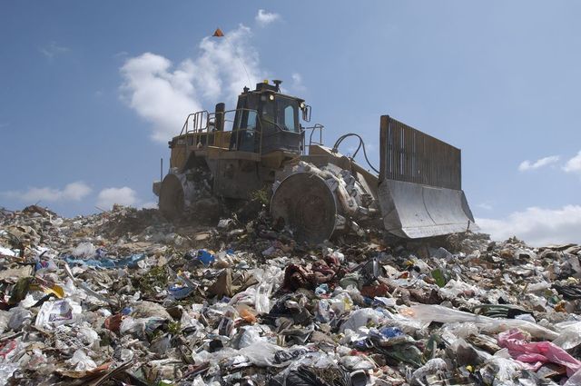 Comisia Europeană cere României să închidă depozitele ilegale de deșeuri