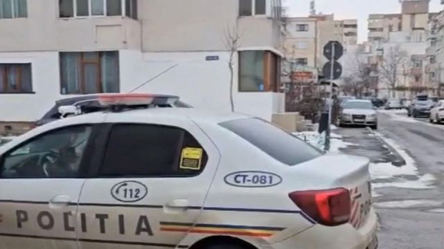 Un tânăr și-a ucis mama și a stat o noapte cu cadavrul în casă, după care a anunțat crima la 112