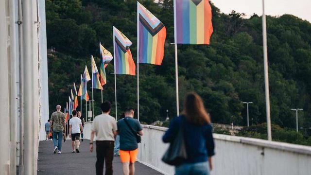 Eltűntek a Pride-zászlók az Erzsébet hídról, a főváros feljelentést tesz